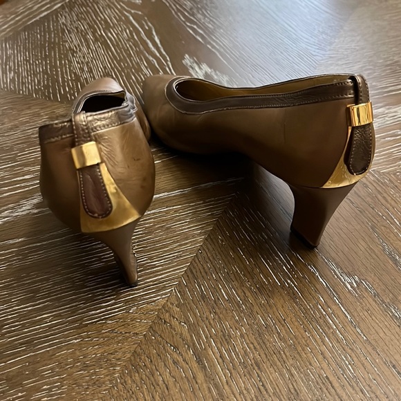 Vintage Stuart Weitzman metallic brown with bronze rounded toe heel/pump 2.75” - Picture 4 of 17